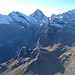 v.l.n.r. Breithorn (hinten), vorne kaum abhebend Tschingelgrat, in der Verlängerung Tschingelspitz und Bildmitte Gspaltenhorn, rechts davon Bütlasse, dann Morgenhorn, Wyssi Frau und Blüemlisalphorn, ganz rechts ist noch das Doldenhorn sichtbar