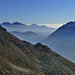 Aussicht von Döss nach ESE ins Val Divedro: rechts Pizzo del Rovale, Pizzo Albiona und Pizzo del Mezzodi, in der Mitte u.a. Gridone und Grigna Settentrionale, links Pizzo la Scheggia und Pizzo dei Casaletti