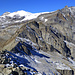 Der N-seitig bereits leicht verschneite WNW-Grat von der Punta Valgrande zum Passo Carnera, darüber der Pizzo Fne, oben links das Breithorn, rechts der Stichelgrat