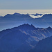 Blick über den Pizzo Albiona ins Valle d'Ossola, darüber die Kette Cima Capezzone-Monte Massone (von rechts), ganz links der Unglücksberg Mottarone ob Stresa, und am Horizont das Nebelmeer über der Poebene