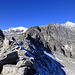 Auf dem endlosen Punta Valgrande WNW-Grat Richtung Passo Carnera, darüber der felsige Pizzo Fne und links und rechts die Schneehauben von Breithorn und Monte Leone