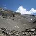 Blick zurück;
der Gipfel unter dem leichten Wölkchen links,
die Felspassage unter der grossen Wolke