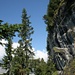 ... doch es erwartet uns etwa hier, vor der aussergewöhnlichen Felswand, der:
[http://www.hikr.org/tour/post27038.html Felsenpfad] zur Doldenhornhütte ...