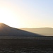 Die Herbstsonne blinzelt über die tafeligen Berge des Džbán (Krugwald).