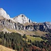 Die traumhaft gelegene Alp Tschingla taucht auf
