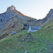 Alp Zindlen mit dem ersten Gipfelziel des Tages, dem Zindlenspitz. Hier hörte ich auf der rechten Seite auf dem Grat mehrere Birkhühner.