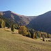 Alp Schins, rechts noch im Schatten das Val da Raschil