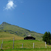 Ein Gleitschirm kreist im blauen Himmel über dem Linterhorn