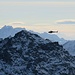Ein Hubschrauber transportiert etwas zur Seilbahnstation auf dem Mont Fort.