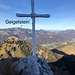 Gipfelkreuz mit Blick auf Heuberg und Geigelstein