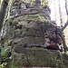 Dieses seitlich liegende Türmchen des Birkelfelsens wäre zwar besteigbar - es gibt sogar eingeschlagene Trittlöcher - aber wegen der Nässe des Vortags war dies unsicher und ich brach den Versuch nach wenigen Zügen ab.