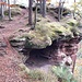 Der Beutelstein hat oben für schönes Wetter eine Sitzbank mit Aussicht, und für schlechtes Wetter eine weitere Sitzbank unten in der Grotte.