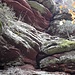 Interessante Farben am Dretschbergfelsen. Oberhalb der rosaroten Felsenteile ist der für Pfälzer Felsen übliche Überhang, an dem spätestens alle einfachen Kletterversuche enden werden.