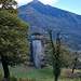 <b>Prima di montare in sella alla bici, mi prendo il tempo per visitare le rovine del Castello di Serravalle, posto a 250 m di sentiero dal parcheggio. <br />Nel 1176 vi soggiornò per quattro giorni Federico Barbarossa.</b>