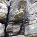 ...zu einem Absatz auf der Westseite des Rauschensteins. Der Aufstieg beginnt in der linken der beiden Spalten. In der Wand rechts davon sieht man zwei Nischen im Fels.