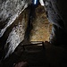 In der Höhle geht es dann mit Hilfe einiger Klammern gut drei Meter hinauf.