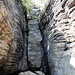 Die Goldschmidthöhle ist eine der bekanntesten Sehenswürdigkeiten des Berges. Sie führt ca. zehn Meter in den Fels hinein.