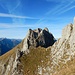 Wieder am Grat. Ich stieg den nächsten Zacken (Bildmitte) schräg rechts hinauf. 
