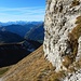 Als nächstes umging ich den Gipfel und den Turm auf der Südseite. Das ist grasig-schrofig, und gar nicht so schwierig. 