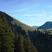 Die Alp Rohrbode ist auch zu sehen, und das Ende des Verbindungswegs, der von der Alp Ober Müncheberg (nicht im Bild), zu ihr hinüberführt.