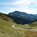 Hier, auf etwa 1580 Metern Höhe zweigt in einer Rechtskurve des breiten Fahrwegs, noch oberhalb der Alp Mittler Chüeboden, kurz bevor dieser den Bach auf seine rechte Seite überquert, die Route zur Alpe bei Pt. 1727 ab.
