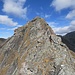 Der Anstieg am Gipfelgrat ist steil, aber nicht schwierig (I-II). Davor liegt eine schwierige Felspassage, die aber unterhalb ausgesetzt umgehbar ist,...