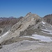 Blick vom Gipfelkreuz zum höchsten Punkt