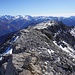 Blick vom Gipfel zum Gipfelkreuz