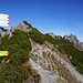 Abzweig zur Garsellaalpe. Ab hier ist der Weg wieder rot-weiss.