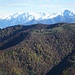 Vista sul Legnone (a destra) e sulle prime montagne della Valtellina, già ben innevate. In centro foto il Rifugio Binate.