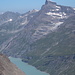 Die kraftvolle Flanke des Le Pleureur mit dem Stausee