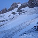 Vom Refuge Adèle Planchard kann man den ganzen Aufstieg sehen: von der Hütte nur leicht ansteigend bis zum unteren Ende des Gletschers, diesen nah an der Grande Ruine bis ins oberste Gletscherbecken aufsteigen und den obersten Grat, der von links zum Gipfel zieht, erklimmen.