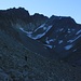 Michael auf dem Weg zur Küchlspitze (3147m). Oberhalb der Moränenhalde vom Bergsee hat eine prächtige Sicht zum wilden Gipfel. Reste vom Gletscher des Kleinen Küchlferners sind noch unter dem Schutt zu finden.