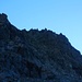 Unterhalb der mehr als 200m hohen Küchlspitze Südwestflanke. <br /><br />Durch steile Geröllrinnen und einfache Kletterei über Felsstufen geht es nun dem Gipfel entgegen. Das unübersichtliche Gelände ist allerdings sehr steinschlägrig.