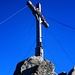 Die letzten Meter zum wahrlich wuchtigen Gipfelkreuz auf der Küchlspitze (3147m). Der spitzige Gipfel bietet eine umfassende Aussicht.