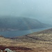 Die Schneise rechts ist die Bahnlinie, die dem See entlang nach Fort William führt