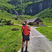 Dirk an der Alp Wäbern, die  Wasserfälle vom Bächi im Hintergrund...