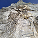 Der Abstieg von P. 2860 zum Grat erfordert dank viel Eisen keine richtige Kletterei mehr, aber Höhenangst sollte man nicht haben.
