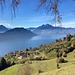 oberhalb Obersentiberg (Hof im Vordergrund) ergibt sich ein vorzüglicher Blick über den Vierwaldstättersee zu Stanserhorn, Bürgenstock und Pilatus (von links)