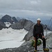 Am Gipfel, im Hintergrund Südgrat mit Claridenhorn, im Hintergrund links Piz Cazarauls.