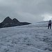 Gletscher am Chammlijoch, hinten Westgipfel (links) und Clariden