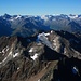 Gipfelaussicht von der Küchlspitze (3147m) nach Süden zu den Gipfel der Silvretta von denen ich schon viele besucht habe, die auffälligsten Berge sind links Fluchthorn / Piz Fenga (3398,0m) und Augstenberg / Piz Blaisch Lunga (3230m), rechts Piz Buin (3312,1m) und Piz Linard (3410,1m). <br /><br />Etwas rechts der Mitte am Horizont sind ist Berninagruppe zu sehen. Im Vordergrund ist der Karkopf (2948m) über dem kleinen Gletscher, davor der Südliche Schönpleiskopf (2920m) und am unteren rechten Bildrand der Nördliche Schönpleiskopf (2943m).