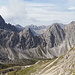 Links Simonspopf, dann beide Gamswiessenspitze und  in Hintergrund vlnr, Weittalspitze,2539m-links, Eisenschuss, 2615m und Kreuzkofel,2694m-mitte und Kühbodenspitze,2704m-ganz  rechts.