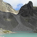 Brüchige Felswände und schuttige Geröllhalden beherrschen die Szenerie oberhalb des kleinen, idyllisch gelegenen Gebirgssees (2530 m), an dem ich biwakierte