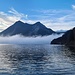 Das Herzogstandmassiv thront über dem See und dem Nebel