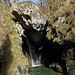 La pittoresca cascatella del torrente Soldo, caratterizzata dall'enorme masso incastrato.