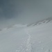 Nach Überwindung der steileren Passage folgen noch einige hundert Meter flache Querung bis zum Gipfel, heute durchgehend in Firn und Schnee.