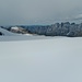 Im Abstieg auf der Gletscherfläche auf 3100 m, kurz oberhalb der beiten steileren Spaltenzonen, mit Blick auf die Tierberglihütte
