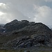 Blick vom Parkplatz  Umpol auf das Felsmassiv des Tierberglis, in dessen "Gipfel-"Bereich die Tierberglihütte steht und durch das der Hüttenweg verläuft.