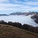 Nebel wabern an den Bergen des Nationalparks Val Grande.